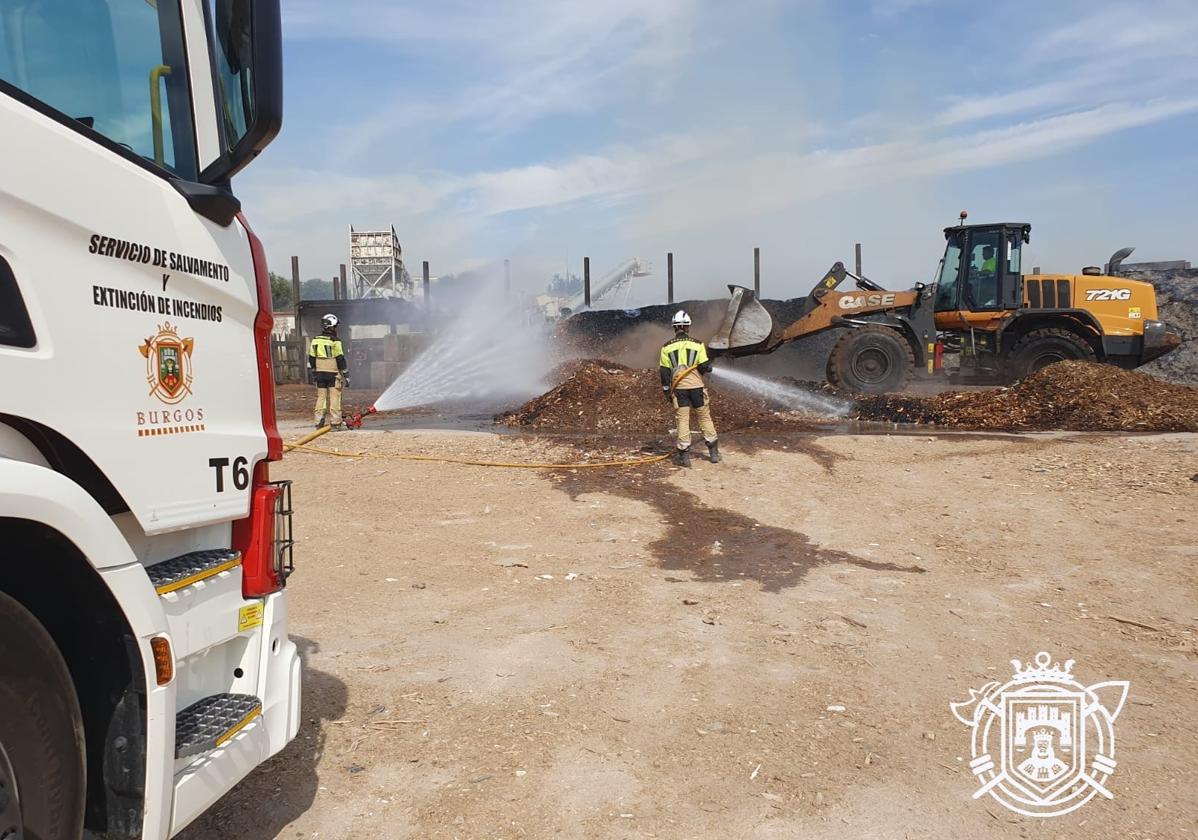 Los Bomberos refrescan la zona donde se inició este jueves el incendio del Ecoparque de Cortes