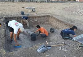 El equipo de arqueólogos trabaja en los sondeos cercanos a la iglesia de Sasamón.