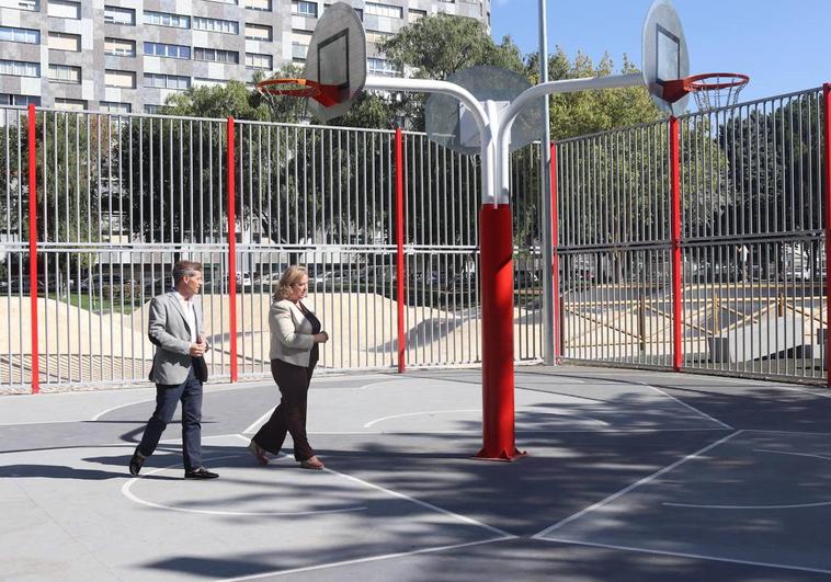 La alcaldesa de Burgos, Cristina Ayala, y el concejal de Deporte, César Barriada, visitan la pista de basket realizada en el Parque Buenavista