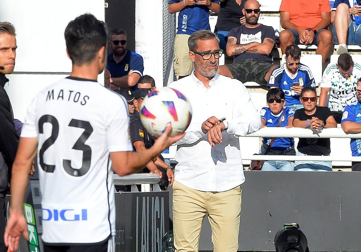 El entrenador del Burgos CF, Jon Pérez Bolo, durante la victoria ante el Real Oviedo