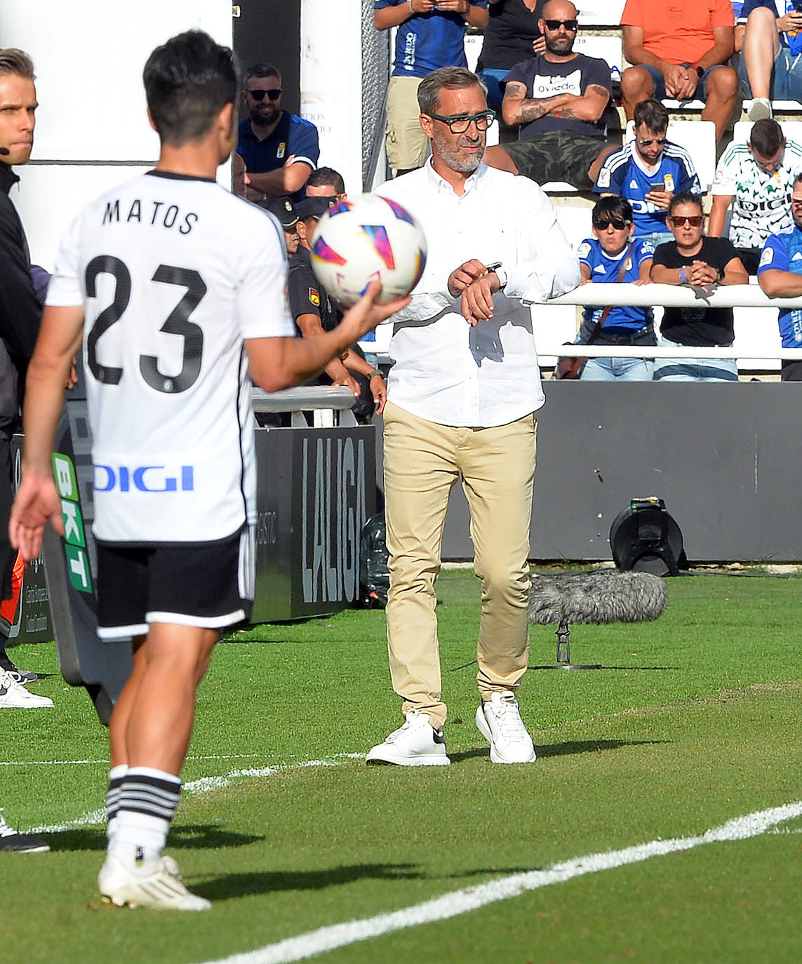 El Burgos CF cosecha su primera victoria de la temporada ante el Real Oviedo