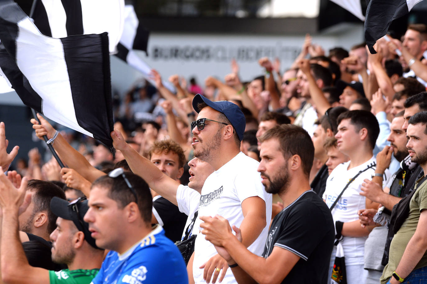 El Burgos CF cosecha su primera victoria de la temporada ante el Real Oviedo