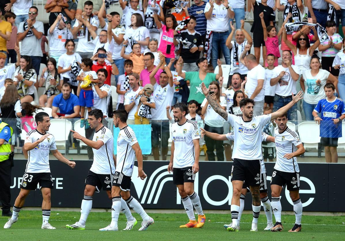 Fer Niño celebra junto a sus compañeros el tanto con el que el Burgos CF ha cosechado su primera victoria de la temporada