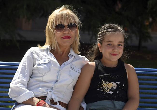 Noah Rodríguez, participante del campamento que organiza AECC, junto a su madre, Gemma Cañas