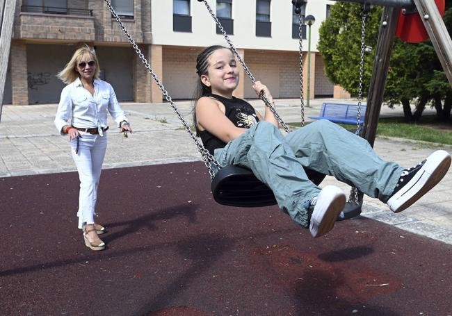 Noah Rodríguez, participante del campamento que organiza AECC, junto a su madre, Gemma Cañas