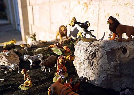 Imagen secundaria 1 - Adornos de algunas de las casas de Olmillos de Sasamón. 