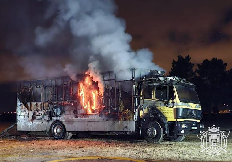 El camión ha estado ardiendo toda la noche.