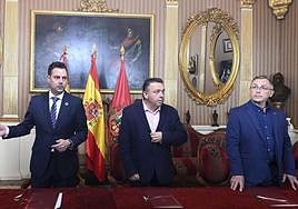 El anterior alcalde, Daniel de la Rosa, con los máximos responsables de UGT y CCOO en Burgos.