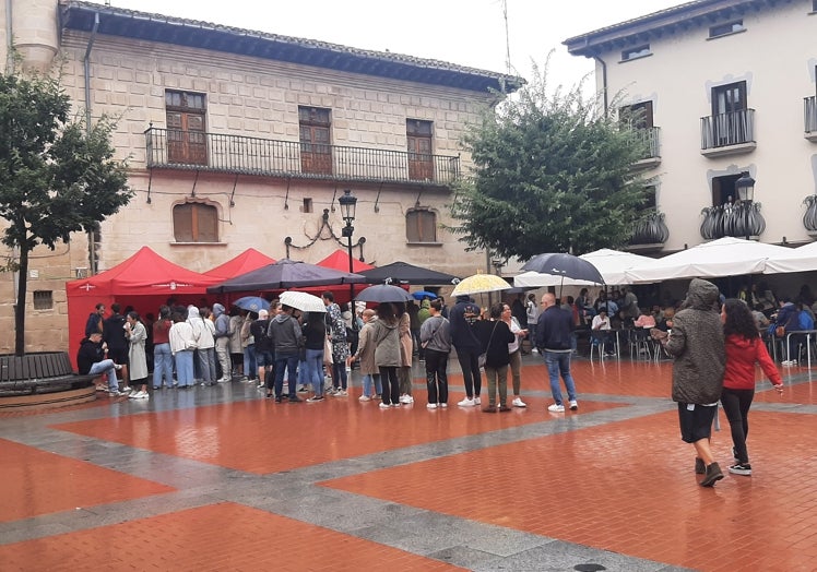 Imagen principal - La lluvia no frenó la muestra gastronómica