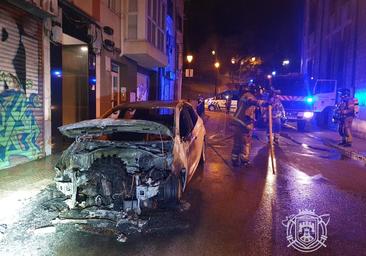 Arde un coche estacionado en San Pedro de la Fuente