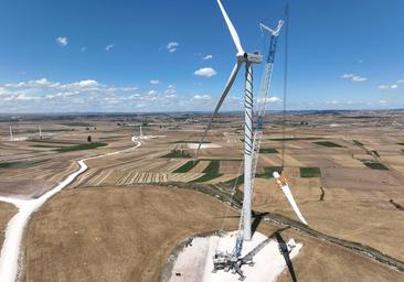 Instalan en Buniel un aerogenerador que duplica la altura de la Catedral de Burgos