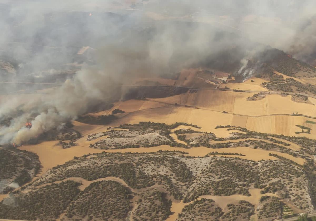 Imagen aérea del incendio que comenzó en Quintanilla del Coco.