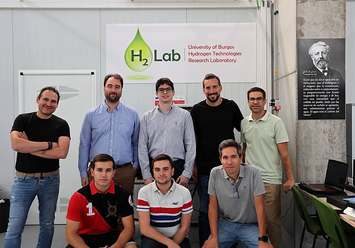 Los invistagores en su visita al Laboratorio de Tecnologías del Hidrógeno.