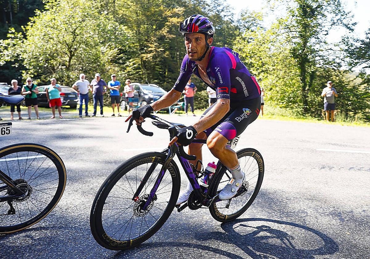José Manuel Díaz asciende uno de los puertos de montaña en Francia