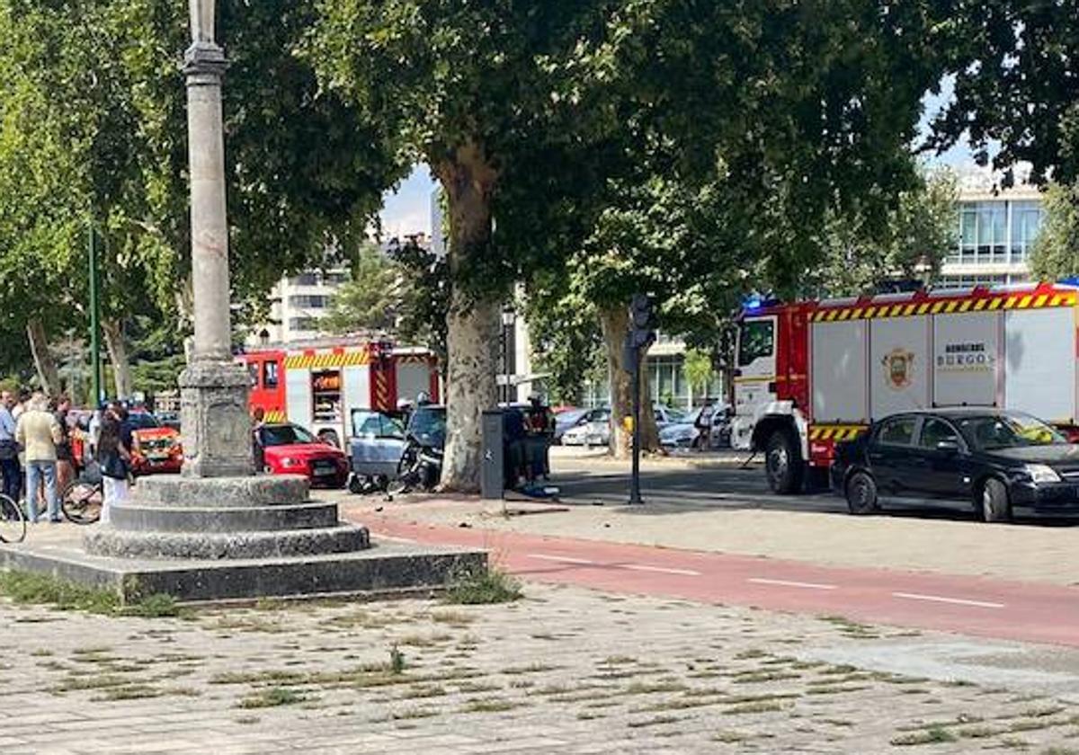 El coche se ha empotrado contra un árbol y en el lugar se han podido ver varias dotaciones de los Bomberos de Burgos.