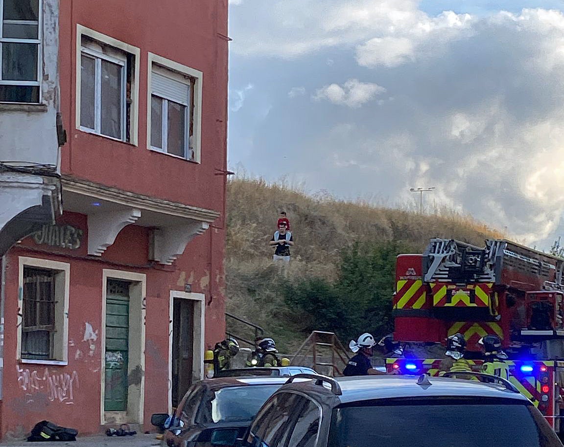 Varias dotaciones de Bomberos se han desplazado al lugar.