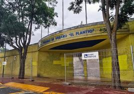 Acceso a la piscina de verano de El Plantío.