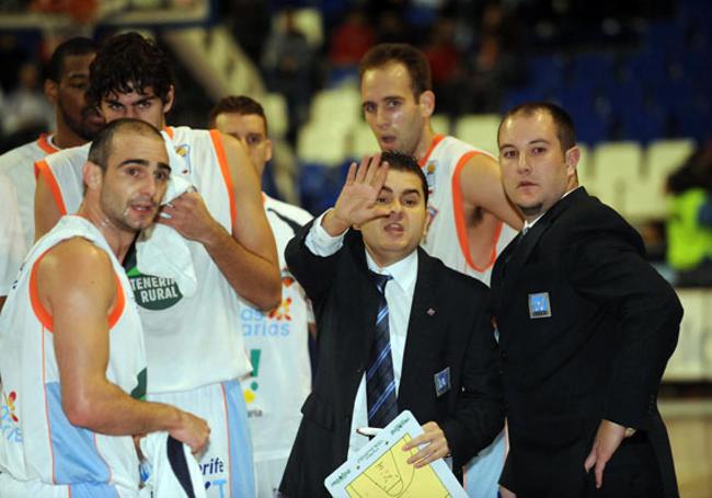 Rafa Sanz en uno de sus partidos al frente del Tenerife Rural