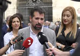 El secretario general del PSOECyL, Luis Tudanca, atiende a los medios durante su visita a Miranda de Ebro.
