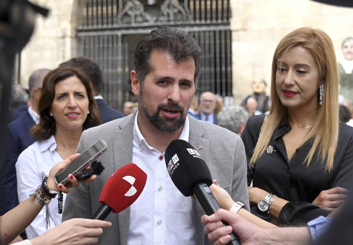 El secretario general del PSOECyL, Luis Tudanca, atiende a los medios durante su visita a Miranda de Ebro.