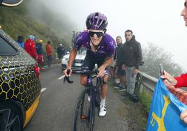 Pelayo Sánchez asciende las duras rampas del Alto del Angliru.