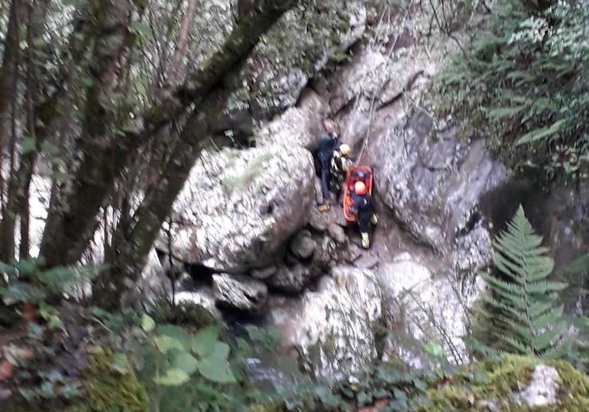 El equipo de rescate, durante el operativo en el río Casaño.