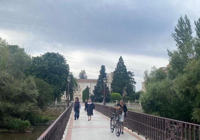 Gente paseando por el centro de la ciudad