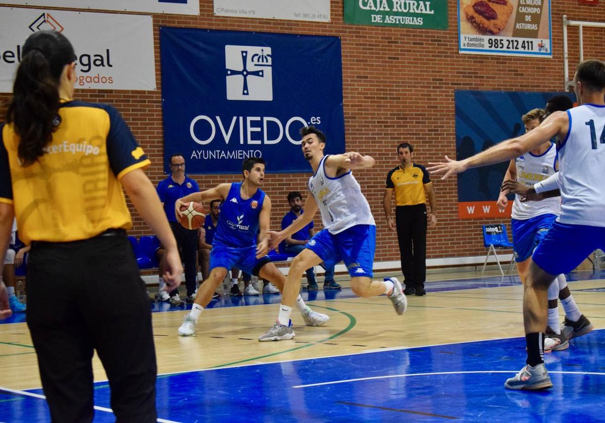 Sani Čampara bota el balón en un encuentro del Grupo Ureta Tizona Burgos.