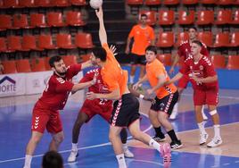 Jugada en ataquel del UBU San Pablo Burgos durante un partido amistoso.