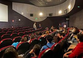 Imagen de una de las sesiones en las que los alumnos pudieron charlar con un director y un productor tras la proyección.