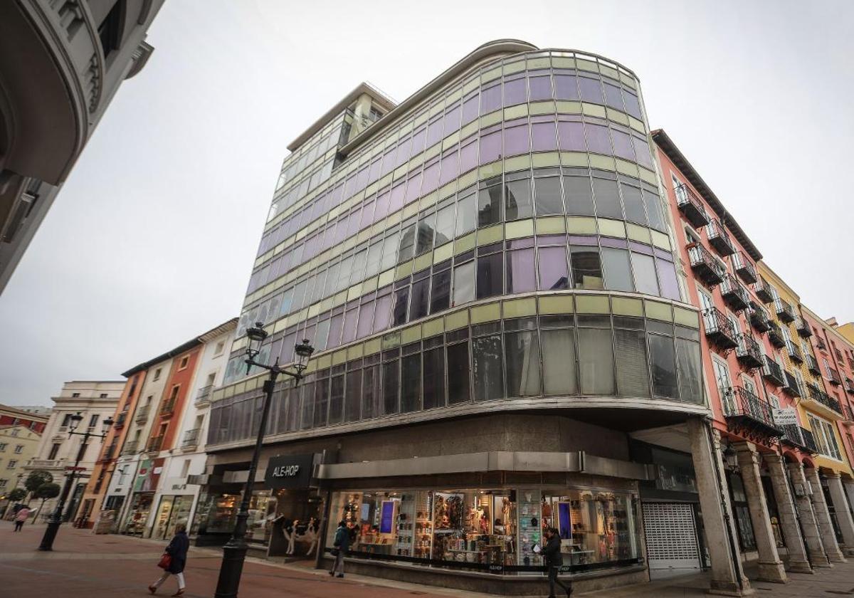 Salvo los bajos comerciales, el Edificio Campo se encuentra abandonado.