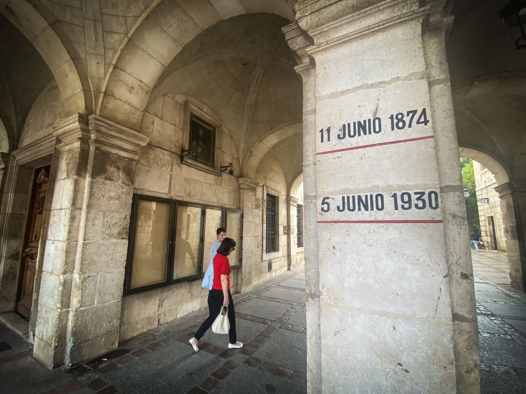 Las marcas aún perviven en las columnas ubicadas debajo del Ayuntamiento.