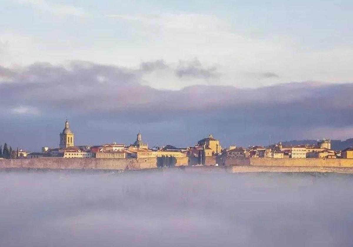 Imagen principal - Fotografías de Ciudad Rodrigo, Segovia y Ávila que también participarán en el concurso