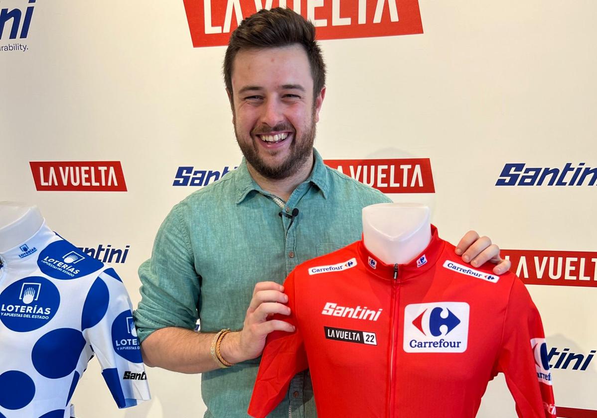 David García posa con los maillots de los ganadores de La Vuelta.