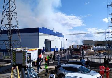 Un incendio amenaza la fábrica de plásticos Torreplas en Burgos