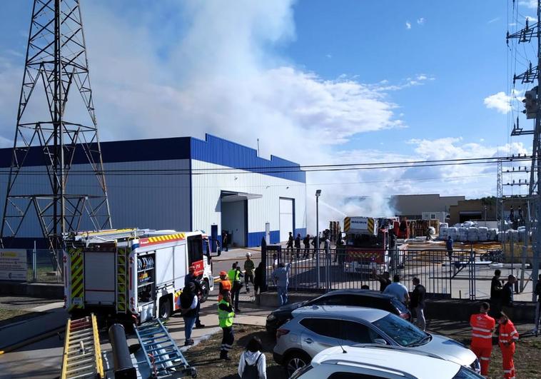 El humo del incendio se divisa desde varios puntos de Burgos.