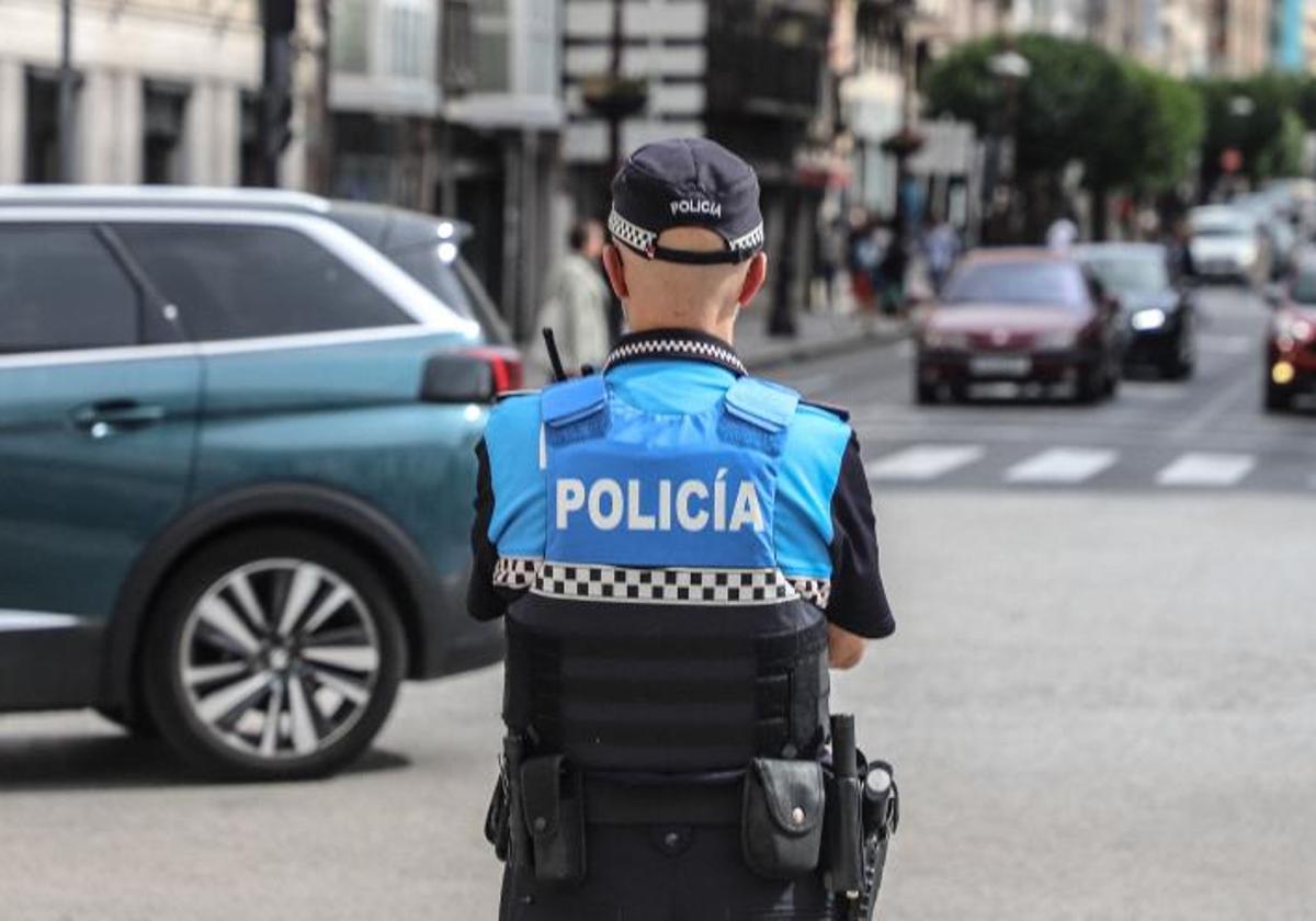 Imagen de archivo de un agente de la Policía Local de Burgos.