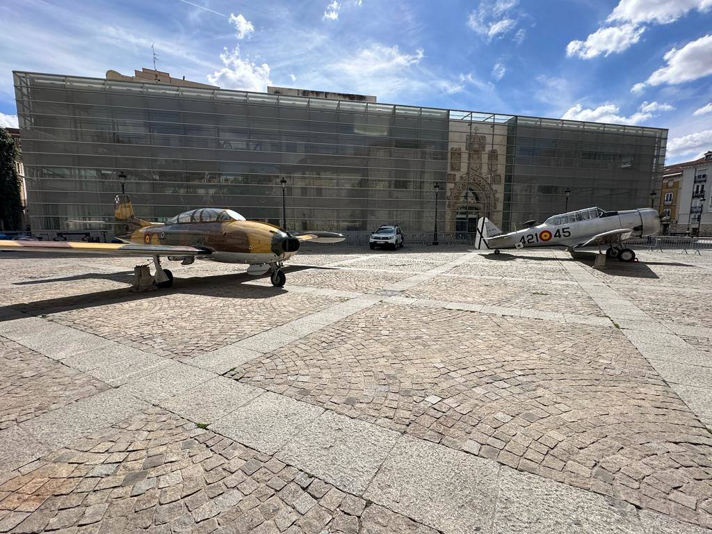 Imágenes del los aviones históricos en el centro de Burgos