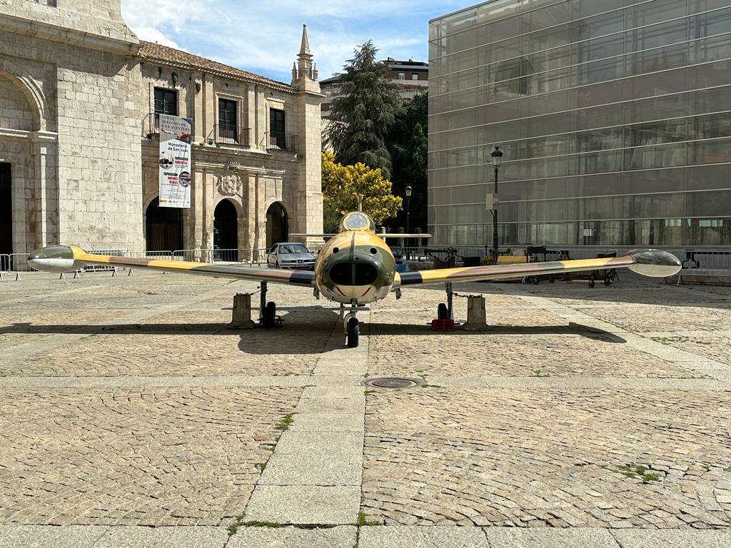 Imágenes del los aviones históricos en el centro de Burgos