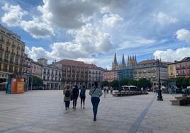 Gente paseando por la Plaza Mayor de Burgos