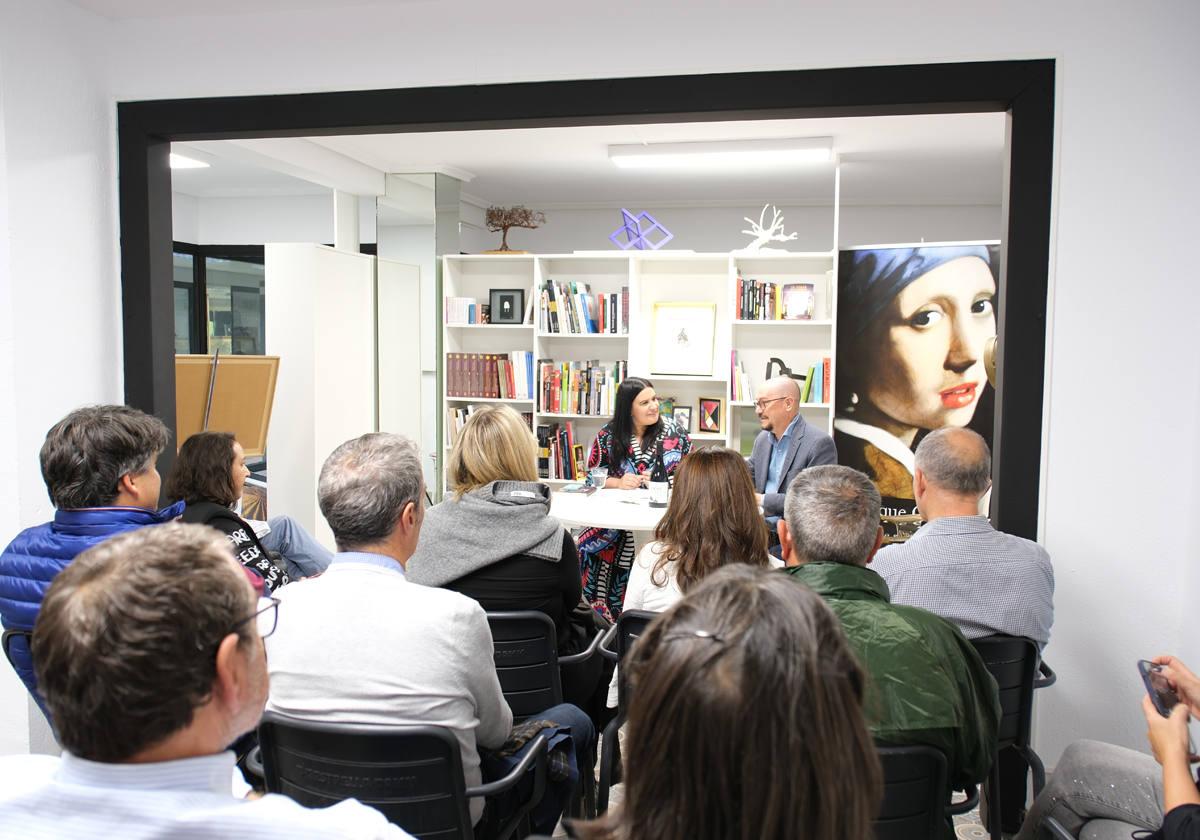 Tomás Aranda en la presentación de su novela 'El último viaje de Aisha', en la librería 'Todolibro'.