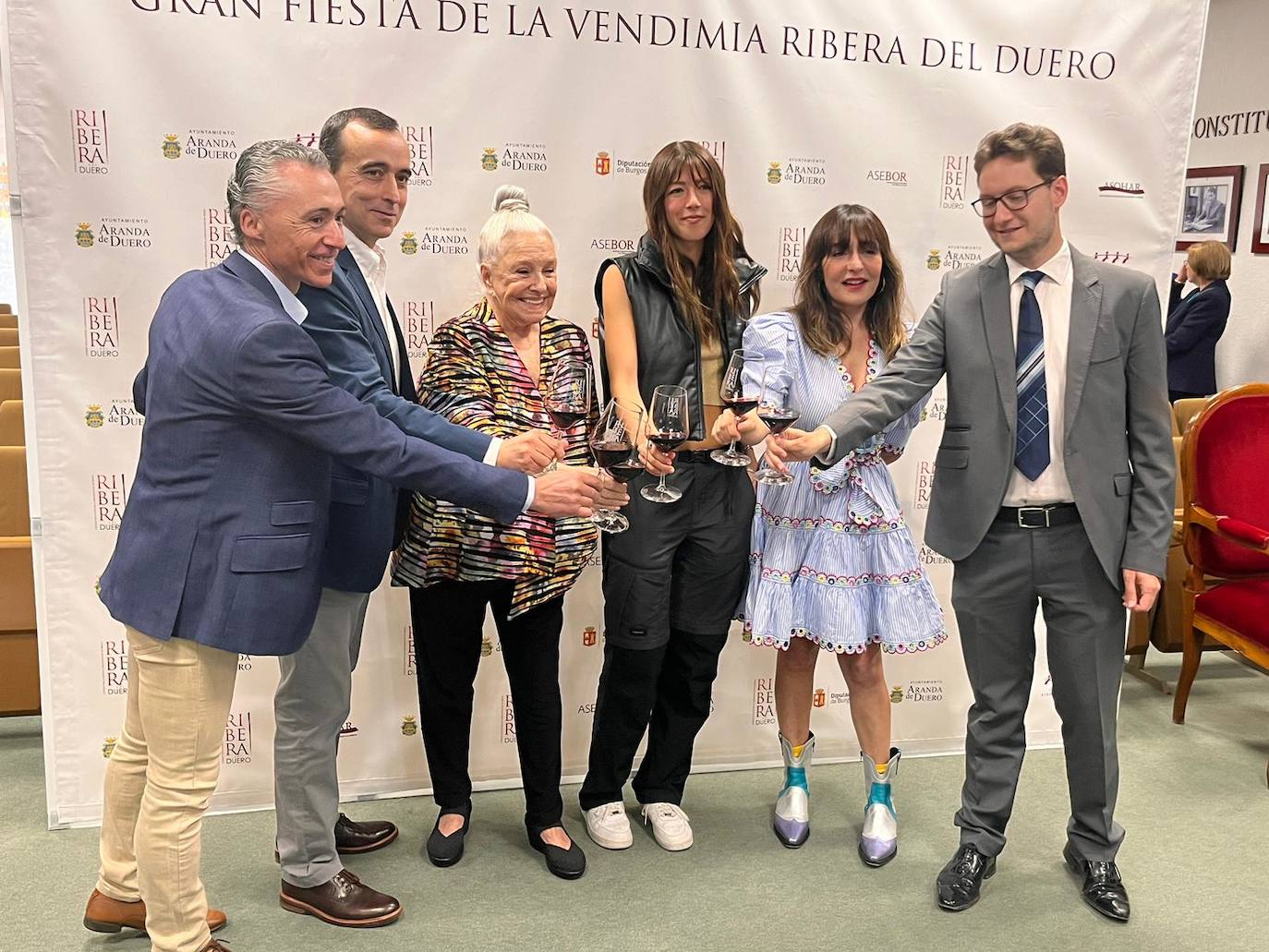 Lola Herrera y Candela Peña brindan en la Fiesta de la Vendimia de Aranda