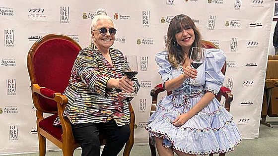 Lola Herrera y Candela Peña brindan en la Fiesta de la Vendimia de Aranda