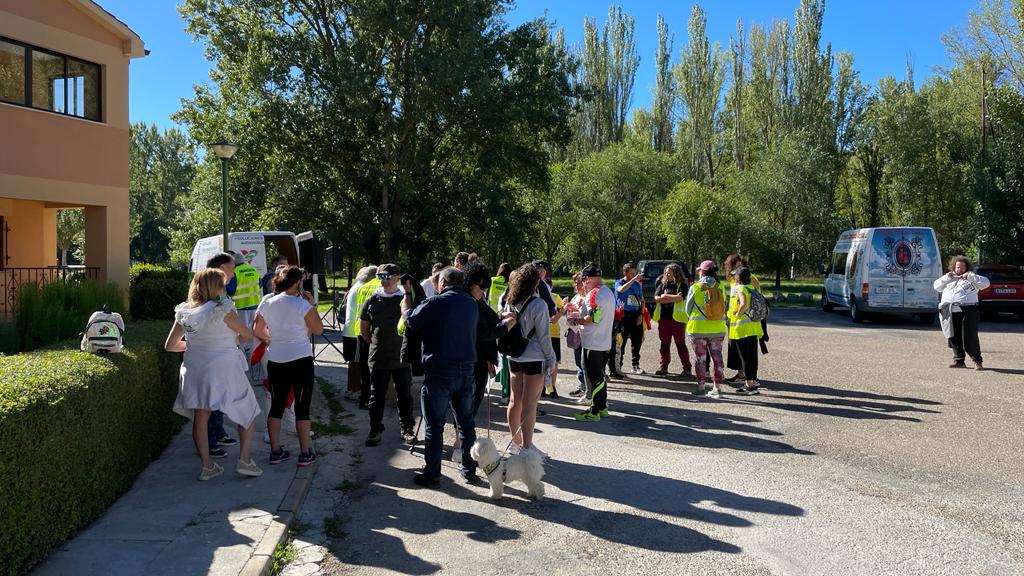 Un millar de burgaleses participan en la Marcha de Peñas solidaria