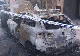 Estado de los vehículos tras sofocar el incendio.