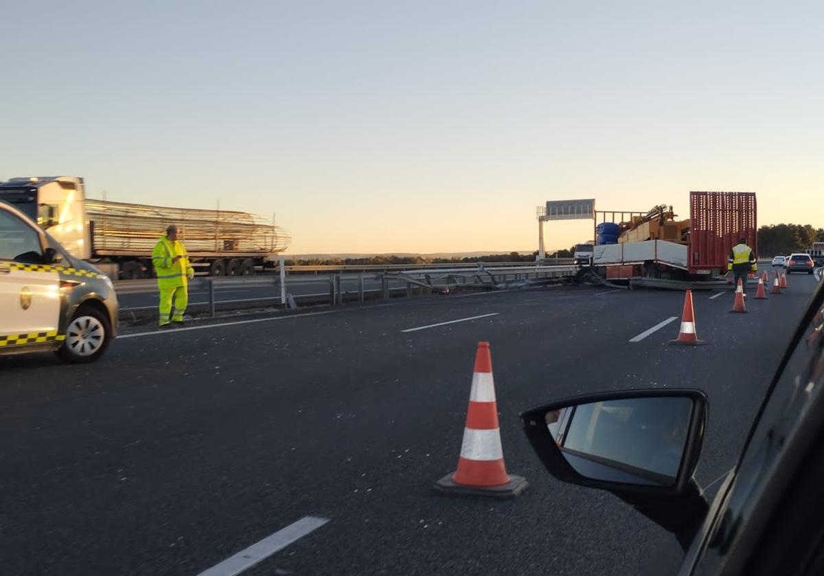 Se ha habilitado el carril derecho y el arcén para permitir la circulación.