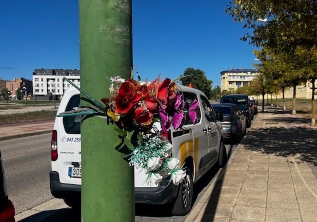 Flores en avda. Óscar Romero.