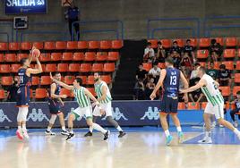 Imágenes del encuentro entre el Grupo Ureta Tizona y el Real Betis Baloncesto disputado este domingo en el polideportivo El Plantío