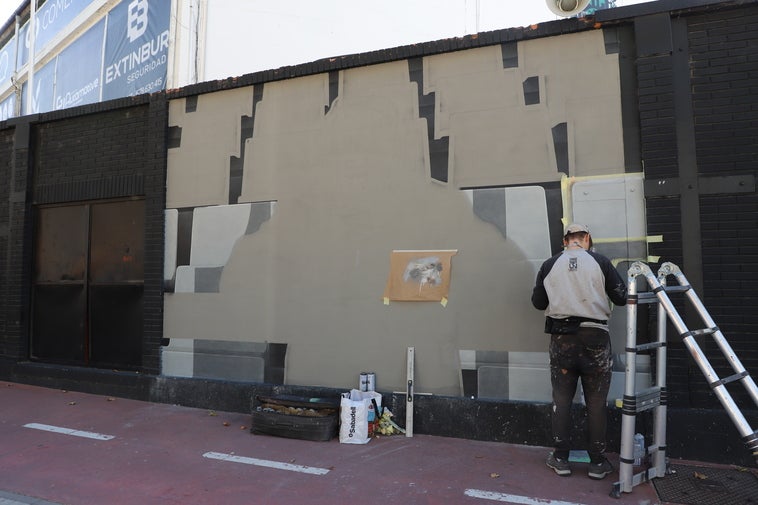 Cristian Fernández haciendo el mural en el Plantío