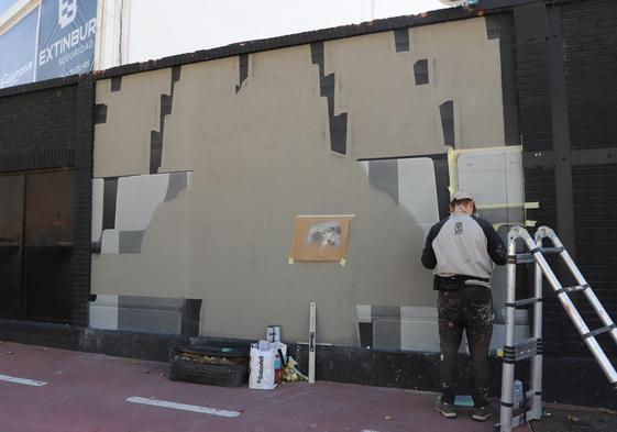 Cristian Fernández haciendo el mural en el Plantío